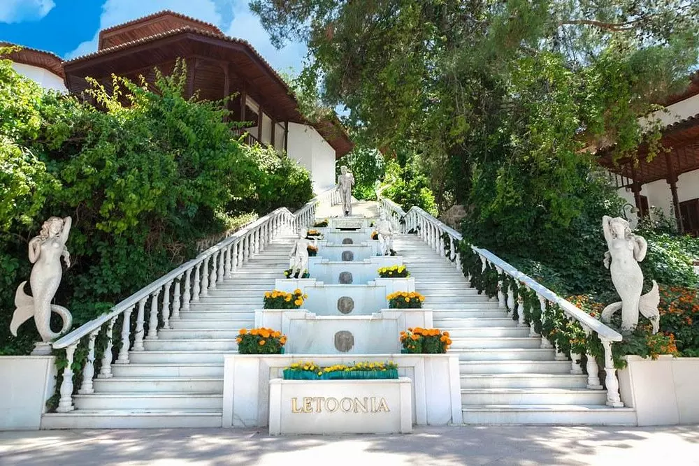 ورودی هتل کلاب لتونیا